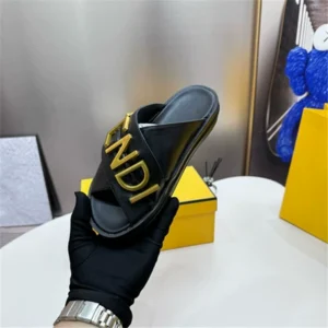 Sandalia FENDI