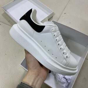 McQueen, clásico negro con cola de terciopelo.