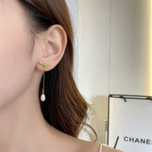 Pendientes de perla cultivada natural con lazo verde claro