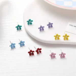 Conjunto de pendientes de flores de perlas pequeños y delicados