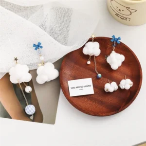 Pendientes asimétricos de nubes con borlas de nueva temporada de otoño e invierno