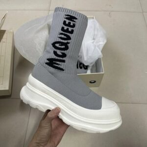 Botas de calcetín Tread Slick de Alexander McQueen en gris con graffiti.