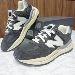 NB 5740 en color gris oscuro
