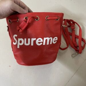 Bolsa mini tipo cubo Spureme con cordón rojo