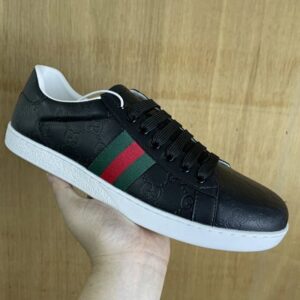 Ace de GUCCI, con textura de doble G en negro