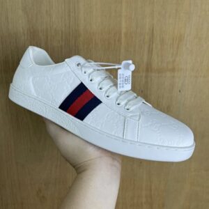 Ace de GUCCI, con textura de doble G en blanco