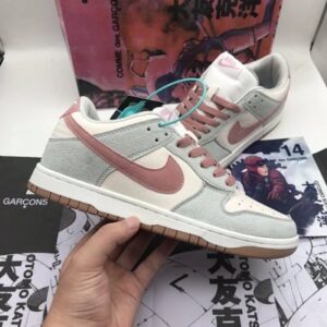 Dunk SB de Katsuhiro Otomo, en color rosa fósil y gris