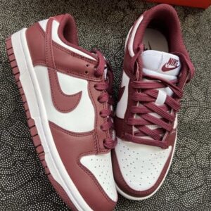 Nike SB Dunk de color burdeos