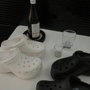 Crocs negras y blancas