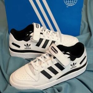 Adidas Originals en blanco y negro