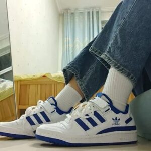 Adidas Originals con velcro en color blanco y azul