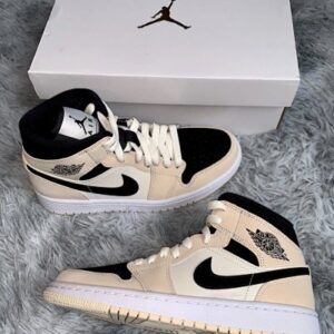 AJ1 Mid color leche blanco