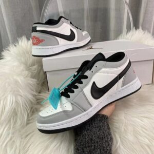 AJ1 de baja-top GRIS HUMO Y NEGRO