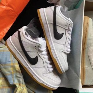 SB Dunk clásico en blanco y negro